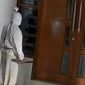 Tangkapan layar CCTV yang memperlihatkan sosok berkostum pocong berdiri di depan rumah warga di Desa Larangan Glintong, Kecamatan Klampis, Bangkalan. Aksi yang sempat viral dan meresahkan warga itu belakangan diketahui hanya konten buatan sejumlah pemuda untuk media sosial.
