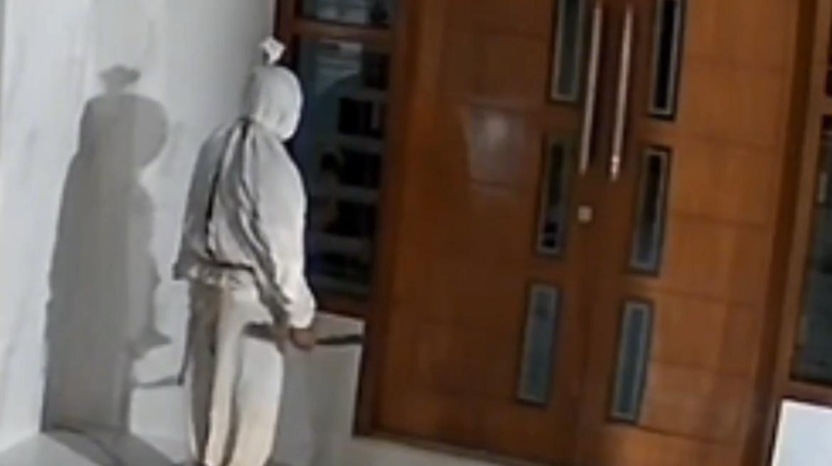 Tangkapan layar CCTV yang memperlihatkan sosok berkostum pocong berdiri di depan rumah warga di Desa Larangan Glintong, Kecamatan Klampis, Bangkalan. Aksi yang sempat viral dan meresahkan warga itu belakangan diketahui hanya konten buatan sejumlah pemuda untuk media sosial.