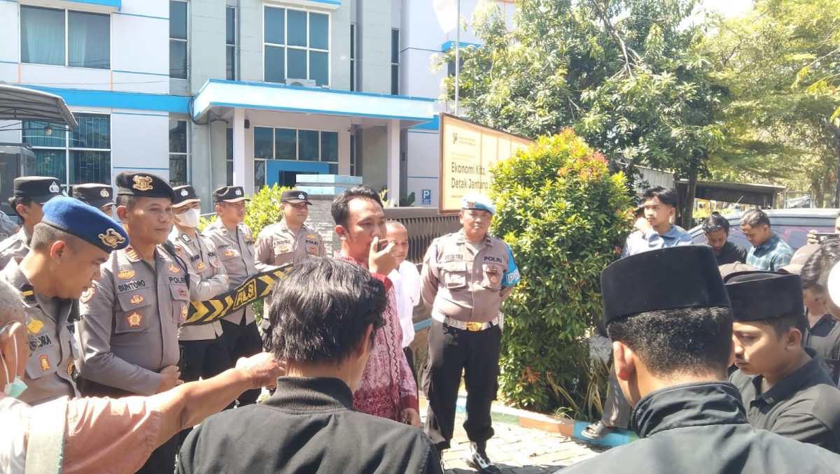 Belasan massa Aliansi Pemuda Peduli Bangkalan (APPB) menggelar aksi di Kantor BPS Bangkalan. Mereka menuntut transparansi dalam proses rekrutmen petugas Sensus Ekonomi 2026 yang dinilai menimbulkan sejumlah pertanyaan di tengah masyarakat.