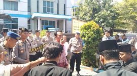 Belasan massa Aliansi Pemuda Peduli Bangkalan (APPB) menggelar aksi di Kantor BPS Bangkalan. Mereka menuntut transparansi dalam proses rekrutmen petugas Sensus Ekonomi 2026 yang dinilai menimbulkan sejumlah pertanyaan di tengah masyarakat.