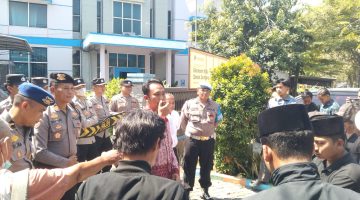 Belasan massa Aliansi Pemuda Peduli Bangkalan (APPB) menggelar aksi di Kantor BPS Bangkalan. Mereka menuntut transparansi dalam proses rekrutmen petugas Sensus Ekonomi 2026 yang dinilai menimbulkan sejumlah pertanyaan di tengah masyarakat.