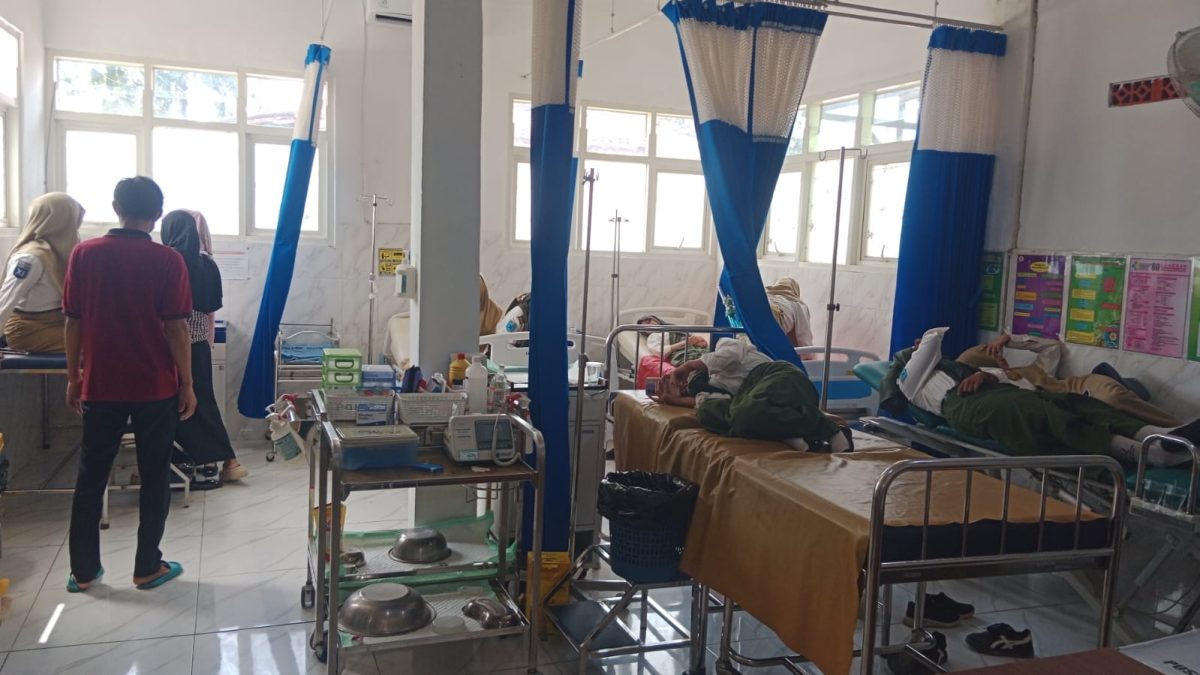 Sejumlah siswa menjalani perawatan di ruang rawat Puskesmas Kokop, Kabupaten Bangkalan, setelah diduga mengalami keracunan usai mengonsumsi menu Program Makan Bergizi Gratis (MBG). Hingga kini, sedikitnya 84 siswa tercatat menjadi korban dan masih menunggu hasil investigasi laboratorium.