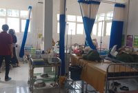 Sejumlah siswa menjalani perawatan di ruang rawat Puskesmas Kokop, Kabupaten Bangkalan, setelah diduga mengalami keracunan usai mengonsumsi menu Program Makan Bergizi Gratis (MBG). Hingga kini, sedikitnya 84 siswa tercatat menjadi korban dan masih menunggu hasil investigasi laboratorium.
