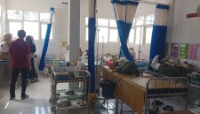 Sejumlah siswa menjalani perawatan di ruang rawat Puskesmas Kokop, Kabupaten Bangkalan, setelah diduga mengalami keracunan usai mengonsumsi menu Program Makan Bergizi Gratis (MBG). Hingga kini, sedikitnya 84 siswa tercatat menjadi korban dan masih menunggu hasil investigasi laboratorium.