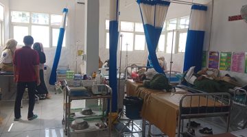 Sejumlah siswa menjalani perawatan di ruang rawat Puskesmas Kokop, Kabupaten Bangkalan, setelah diduga mengalami keracunan usai mengonsumsi menu Program Makan Bergizi Gratis (MBG). Hingga kini, sedikitnya 84 siswa tercatat menjadi korban dan masih menunggu hasil investigasi laboratorium.