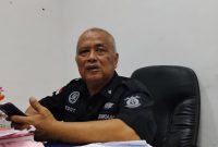 Jaksa Penuntut Umum (JPU) Kejaksaan Negeri Sumenep, R. Teddy Romius, memberikan keterangan kepada awak media terkait putusan inkrah kasus kredit fiktif yang menjerat mantan teller BRI Sumenep. Kejari berencana meminta pengembalian SK pensiun milik Abdul Hamid, penghentian kredit yang masih berjalan, serta pemulihan hak korban yang terdampak selama tujuh tahun.