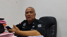 Jaksa Penuntut Umum (JPU) Kejaksaan Negeri Sumenep, R. Teddy Romius, memberikan keterangan kepada awak media terkait putusan inkrah kasus kredit fiktif yang menjerat mantan teller BRI Sumenep. Kejari berencana meminta pengembalian SK pensiun milik Abdul Hamid, penghentian kredit yang masih berjalan, serta pemulihan hak korban yang terdampak selama tujuh tahun.