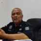 Jaksa Penuntut Umum (JPU) Kejaksaan Negeri Sumenep, R. Teddy Romius, memberikan keterangan kepada awak media terkait putusan inkrah kasus kredit fiktif yang menjerat mantan teller BRI Sumenep. Kejari berencana meminta pengembalian SK pensiun milik Abdul Hamid, penghentian kredit yang masih berjalan, serta pemulihan hak korban yang terdampak selama tujuh tahun.