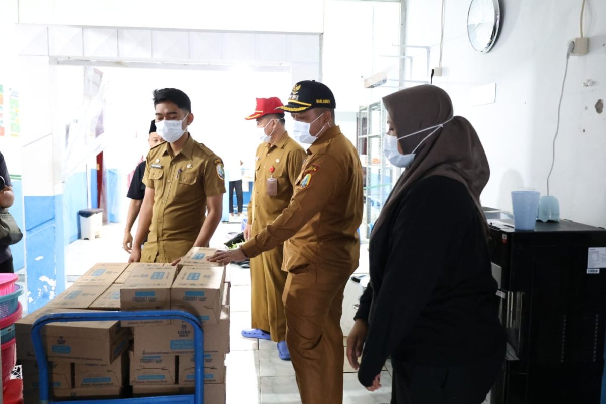 Wakil Bupati Sampang H. Ahmad Mahfudz melakukan peninjauan langsung ke salah satu dapur Program Makan Bergizi Gratis (MBG) yang mendapat evaluasi dari Badan Gizi Nasional (BGN). Dalam inspeksi tersebut, aspek sanitasi, pengelolaan limbah, dan kelengkapan fasilitas menjadi perhatian utama guna memastikan standar operasional terpenuhi.