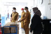 Wakil Bupati Sampang H. Ahmad Mahfudz melakukan peninjauan langsung ke salah satu dapur Program Makan Bergizi Gratis (MBG) yang mendapat evaluasi dari Badan Gizi Nasional (BGN). Dalam inspeksi tersebut, aspek sanitasi, pengelolaan limbah, dan kelengkapan fasilitas menjadi perhatian utama guna memastikan standar operasional terpenuhi.