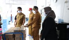Wakil Bupati Sampang H. Ahmad Mahfudz melakukan peninjauan langsung ke salah satu dapur Program Makan Bergizi Gratis (MBG) yang mendapat evaluasi dari Badan Gizi Nasional (BGN). Dalam inspeksi tersebut, aspek sanitasi, pengelolaan limbah, dan kelengkapan fasilitas menjadi perhatian utama guna memastikan standar operasional terpenuhi.