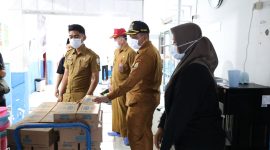 Wakil Bupati Sampang H. Ahmad Mahfudz melakukan peninjauan langsung ke salah satu dapur Program Makan Bergizi Gratis (MBG) yang mendapat evaluasi dari Badan Gizi Nasional (BGN). Dalam inspeksi tersebut, aspek sanitasi, pengelolaan limbah, dan kelengkapan fasilitas menjadi perhatian utama guna memastikan standar operasional terpenuhi.