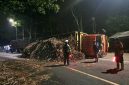 Truk bermuatan tebu terguling di Jalur Gumitir, Jember, saat pengemudi mengganti ban yang kempes. Muatan tebu berserakan hingga menutup sebagian badan jalan dan menyebabkan kemacetan dari arah Jember maupun Banyuwangi. Beruntung tidak ada korban jiwa dalam insiden tersebut.