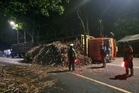 Truk bermuatan tebu terguling di Jalur Gumitir, Jember, saat pengemudi mengganti ban yang kempes. Muatan tebu berserakan hingga menutup sebagian badan jalan dan menyebabkan kemacetan dari arah Jember maupun Banyuwangi. Beruntung tidak ada korban jiwa dalam insiden tersebut.