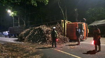 Truk bermuatan tebu terguling di Jalur Gumitir, Jember, saat pengemudi mengganti ban yang kempes. Muatan tebu berserakan hingga menutup sebagian badan jalan dan menyebabkan kemacetan dari arah Jember maupun Banyuwangi. Beruntung tidak ada korban jiwa dalam insiden tersebut.