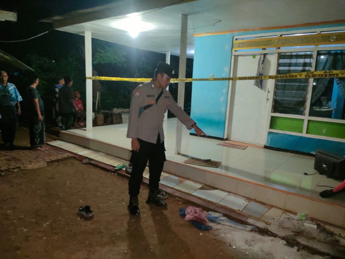 Petugas kepolisian melakukan olah TKP dan memasang garis polisi di lokasi carok di Dusun Gundul, Desa Soket Laok, Kecamatan Tragah, Bangkalan, Rabu (3/6/2026) malam. Satu orang dilaporkan tewas dan polisi masih menyelidiki motif pertikaian tersebut.