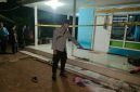 Petugas kepolisian melakukan olah TKP dan memasang garis polisi di lokasi carok di Dusun Gundul, Desa Soket Laok, Kecamatan Tragah, Bangkalan, Rabu (3/6/2026) malam. Satu orang dilaporkan tewas dan polisi masih menyelidiki motif pertikaian tersebut.