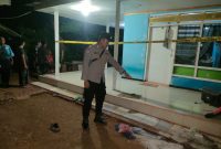Petugas kepolisian melakukan olah TKP dan memasang garis polisi di lokasi carok di Dusun Gundul, Desa Soket Laok, Kecamatan Tragah, Bangkalan, Rabu (3/6/2026) malam. Satu orang dilaporkan tewas dan polisi masih menyelidiki motif pertikaian tersebut.