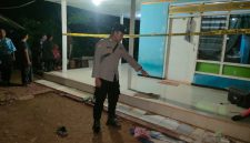 Petugas kepolisian melakukan olah TKP dan memasang garis polisi di lokasi carok di Dusun Gundul, Desa Soket Laok, Kecamatan Tragah, Bangkalan, Rabu (3/6/2026) malam. Satu orang dilaporkan tewas dan polisi masih menyelidiki motif pertikaian tersebut.
