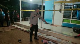 Petugas kepolisian melakukan olah TKP dan memasang garis polisi di lokasi carok di Dusun Gundul, Desa Soket Laok, Kecamatan Tragah, Bangkalan, Rabu (3/6/2026) malam. Satu orang dilaporkan tewas dan polisi masih menyelidiki motif pertikaian tersebut.
