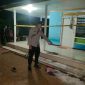 Petugas kepolisian melakukan olah TKP dan memasang garis polisi di lokasi carok di Dusun Gundul, Desa Soket Laok, Kecamatan Tragah, Bangkalan, Rabu (3/6/2026) malam. Satu orang dilaporkan tewas dan polisi masih menyelidiki motif pertikaian tersebut.