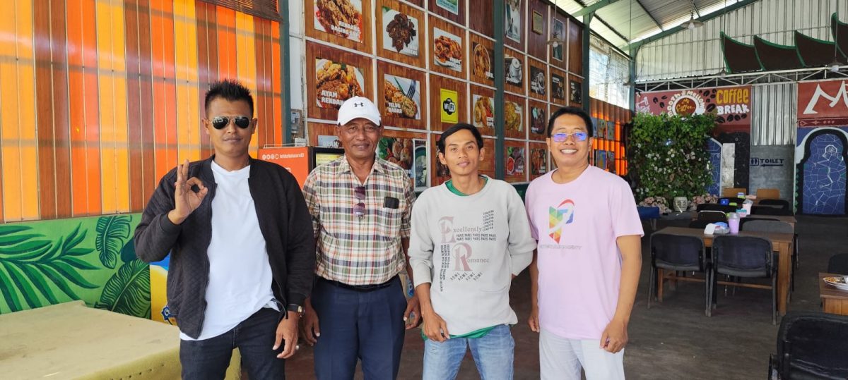 The Orion Band bersama tokoh seni dan pemerintahan saat melakukan koordinasi pengurusan Hak Kekayaan Intelektual (HKI) lagu “Maafkan Aku” di Kabupaten Sampang. Langkah ini menjadi bagian dari upaya perlindungan hak cipta sekaligus menandai kebangkitan kembali band legendaris asal Madura tersebut di industri musik nasional.