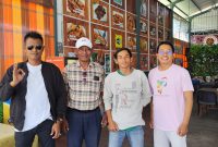 The Orion Band bersama tokoh seni dan pemerintahan saat melakukan koordinasi pengurusan Hak Kekayaan Intelektual (HKI) lagu “Maafkan Aku” di Kabupaten Sampang. Langkah ini menjadi bagian dari upaya perlindungan hak cipta sekaligus menandai kebangkitan kembali band legendaris asal Madura tersebut di industri musik nasional.