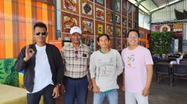 The Orion Band bersama tokoh seni dan pemerintahan saat melakukan koordinasi pengurusan Hak Kekayaan Intelektual (HKI) lagu “Maafkan Aku” di Kabupaten Sampang. Langkah ini menjadi bagian dari upaya perlindungan hak cipta sekaligus menandai kebangkitan kembali band legendaris asal Madura tersebut di industri musik nasional.