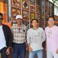 The Orion Band bersama tokoh seni dan pemerintahan saat melakukan koordinasi pengurusan Hak Kekayaan Intelektual (HKI) lagu “Maafkan Aku” di Kabupaten Sampang. Langkah ini menjadi bagian dari upaya perlindungan hak cipta sekaligus menandai kebangkitan kembali band legendaris asal Madura tersebut di industri musik nasional.