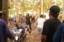 Tangkapan layar video yang memperlihatkan suasana ricuh di arena sabung ayam di wilayah perbatasan Bangkalan dan Sampang. Keributan diduga dipicu sengketa taruhan hingga sejumlah warga terlihat saling mengacungkan senjata tajam jenis celurit.