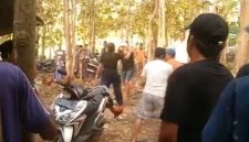 Tangkapan layar video yang memperlihatkan suasana ricuh di arena sabung ayam di wilayah perbatasan Bangkalan dan Sampang. Keributan diduga dipicu sengketa taruhan hingga sejumlah warga terlihat saling mengacungkan senjata tajam jenis celurit.