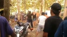 Tangkapan layar video yang memperlihatkan suasana ricuh di arena sabung ayam di wilayah perbatasan Bangkalan dan Sampang. Keributan diduga dipicu sengketa taruhan hingga sejumlah warga terlihat saling mengacungkan senjata tajam jenis celurit.