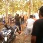 Tangkapan layar video yang memperlihatkan suasana ricuh di arena sabung ayam di wilayah perbatasan Bangkalan dan Sampang. Keributan diduga dipicu sengketa taruhan hingga sejumlah warga terlihat saling mengacungkan senjata tajam jenis celurit.