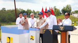 Presiden RI Prabowo Subianto meresmikan Program Instruksi Presiden (Inpres) Jalan Daerah sepanjang 1.151 kilometer di 37 provinsi secara simbolis di ruas jalan Desa Batu Poro Barat, Kecamatan Kedungdung–Desa Lar-Lar, Kecamatan Banyuates, Kabupaten Sampang, Selasa (23/6/2026). Peresmian ini menandai komitmen pemerintah memperkuat konektivitas daerah untuk mendukung swasembada pangan, energi, dan pertumbuhan ekonomi nasional.
