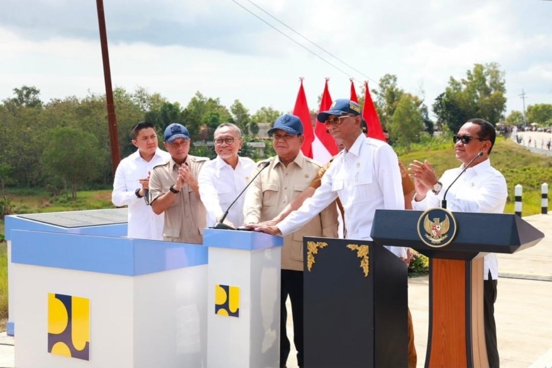 Presiden RI Prabowo Subianto meresmikan Program Instruksi Presiden (Inpres) Jalan Daerah sepanjang 1.151 kilometer di 37 provinsi secara simbolis di ruas jalan Desa Batu Poro Barat, Kecamatan Kedungdung–Desa Lar-Lar, Kecamatan Banyuates, Kabupaten Sampang, Selasa (23/6/2026). Peresmian ini menandai komitmen pemerintah memperkuat konektivitas daerah untuk mendukung swasembada pangan, energi, dan pertumbuhan ekonomi nasional.
