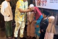 Anggota DPRD Sampang, Juhari, menyerahkan santunan kepada puluhan anak yatim di RM Mahkota, Desa Taddan, Kecamatan Camplong, Kamis (25/6/2026). Kegiatan tersebut menjadi wujud kepedulian sosial sekaligus upaya memperkuat nilai kemanusiaan dan kebersamaan di tengah masyarakat.