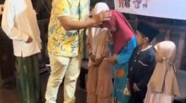 Anggota DPRD Sampang, Juhari, menyerahkan santunan kepada puluhan anak yatim di RM Mahkota, Desa Taddan, Kecamatan Camplong, Kamis (25/6/2026). Kegiatan tersebut menjadi wujud kepedulian sosial sekaligus upaya memperkuat nilai kemanusiaan dan kebersamaan di tengah masyarakat.