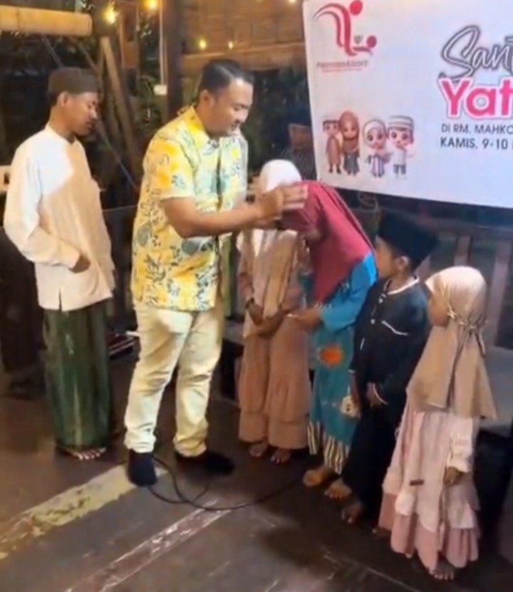 Anggota DPRD Sampang, Juhari, menyerahkan santunan kepada puluhan anak yatim di RM Mahkota, Desa Taddan, Kecamatan Camplong, Kamis (25/6/2026). Kegiatan tersebut menjadi wujud kepedulian sosial sekaligus upaya memperkuat nilai kemanusiaan dan kebersamaan di tengah masyarakat.