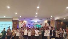 Pengurus dan peserta Musyawarah Wilayah (Muswil) III Yakorma Kalimantan Barat berfoto bersama usai kegiatan di Pontianak. Dalam forum tersebut, DPP Yakorma meluncurkan empat program strategis yang fokus pada penguatan ekonomi, ketahanan pangan, UMKM, hingga legalisasi pertambangan rakyat.