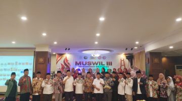 Pengurus dan peserta Musyawarah Wilayah (Muswil) III Yakorma Kalimantan Barat berfoto bersama usai kegiatan di Pontianak. Dalam forum tersebut, DPP Yakorma meluncurkan empat program strategis yang fokus pada penguatan ekonomi, ketahanan pangan, UMKM, hingga legalisasi pertambangan rakyat.