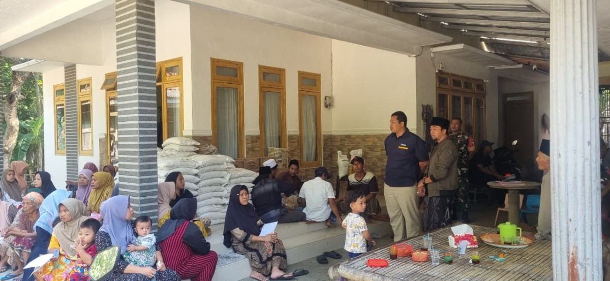 Petugas Perum Bulog Jawa Timur bersama Dinas Pertanian, Perikanan, dan Ketahanan Pangan (DP2KP) Kabupaten Bangkalan meninjau langsung penyaluran Bantuan Pangan (Banpang) di Desa Pettong, Kecamatan Tanah Merah. Bulog mengganti beras yang sebelumnya dikeluhkan warga dengan beras berkualitas lebih baik sebagai bentuk respons cepat terhadap aspirasi masyarakat.