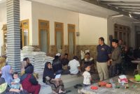 Petugas Perum Bulog Jawa Timur bersama Dinas Pertanian, Perikanan, dan Ketahanan Pangan (DP2KP) Kabupaten Bangkalan meninjau langsung penyaluran Bantuan Pangan (Banpang) di Desa Pettong, Kecamatan Tanah Merah. Bulog mengganti beras yang sebelumnya dikeluhkan warga dengan beras berkualitas lebih baik sebagai bentuk respons cepat terhadap aspirasi masyarakat.