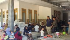 Petugas Perum Bulog Jawa Timur bersama Dinas Pertanian, Perikanan, dan Ketahanan Pangan (DP2KP) Kabupaten Bangkalan meninjau langsung penyaluran Bantuan Pangan (Banpang) di Desa Pettong, Kecamatan Tanah Merah. Bulog mengganti beras yang sebelumnya dikeluhkan warga dengan beras berkualitas lebih baik sebagai bentuk respons cepat terhadap aspirasi masyarakat.