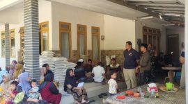 Petugas Perum Bulog Jawa Timur bersama Dinas Pertanian, Perikanan, dan Ketahanan Pangan (DP2KP) Kabupaten Bangkalan meninjau langsung penyaluran Bantuan Pangan (Banpang) di Desa Pettong, Kecamatan Tanah Merah. Bulog mengganti beras yang sebelumnya dikeluhkan warga dengan beras berkualitas lebih baik sebagai bentuk respons cepat terhadap aspirasi masyarakat.