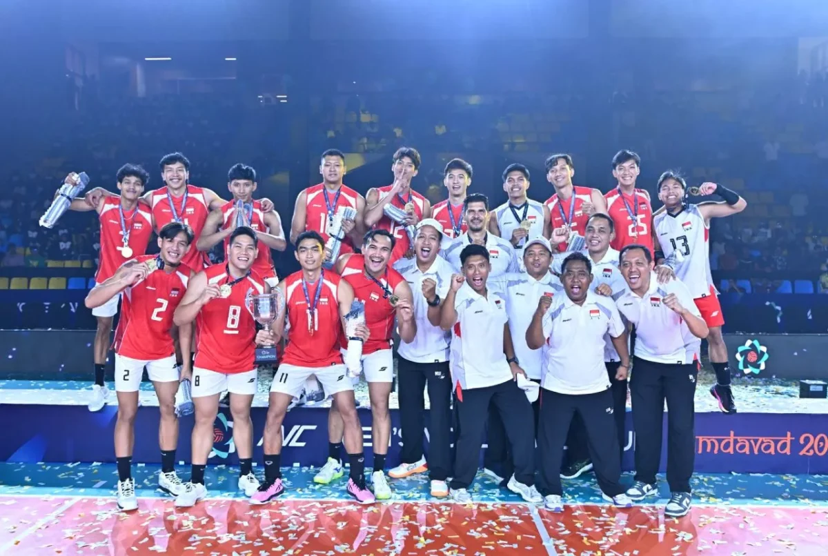 Sejarah tercipta! Timnas Voli Putra Indonesia sukses mengangkat trofi juara AVC Men’s Cup 2026 setelah menumbangkan Korea Selatan dengan skor telak 3-0 di partai final. Perjuangan, semangat juang, dan kerja sama tim membawa Merah Putih berdiri di podium tertinggi Asia.