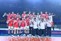 Sejarah tercipta! Timnas Voli Putra Indonesia sukses mengangkat trofi juara AVC Men’s Cup 2026 setelah menumbangkan Korea Selatan dengan skor telak 3-0 di partai final. Perjuangan, semangat juang, dan kerja sama tim membawa Merah Putih berdiri di podium tertinggi Asia.