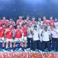 Sejarah tercipta! Timnas Voli Putra Indonesia sukses mengangkat trofi juara AVC Men’s Cup 2026 setelah menumbangkan Korea Selatan dengan skor telak 3-0 di partai final. Perjuangan, semangat juang, dan kerja sama tim membawa Merah Putih berdiri di podium tertinggi Asia.