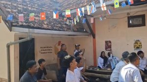 Sekelompok pegawai (ASN dan staf) Bawaslu Kabupaten Bangkalan sedang berkumpul dan menonton siaran pertandingan Piala Dunia 2026. 