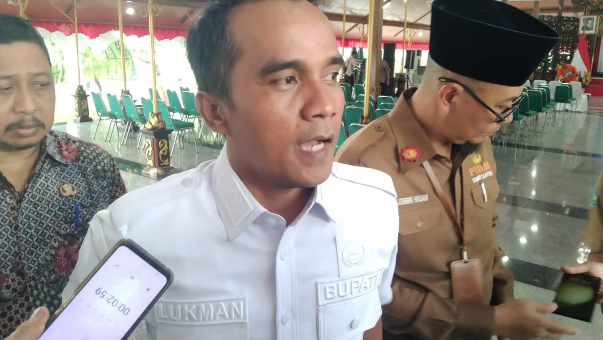 masyarakat tidak berspekulasi terkait meninggalnya salah satu pejabat Pemkab Bangkalan yang ditemukan di dalam mobil dinas di area Bandara Juanda, Sidoarjo. Pemerintah daerah menyerahkan sepenuhnya proses pengungkapan kasus kepada pihak kepolisian yang masih melakukan penyelidikan dan menunggu hasil otopsi.