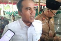 masyarakat tidak berspekulasi terkait meninggalnya salah satu pejabat Pemkab Bangkalan yang ditemukan di dalam mobil dinas di area Bandara Juanda, Sidoarjo. Pemerintah daerah menyerahkan sepenuhnya proses pengungkapan kasus kepada pihak kepolisian yang masih melakukan penyelidikan dan menunggu hasil otopsi.